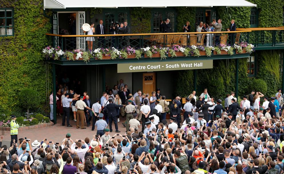 Il canonico affaccio dal balcone della vincitrice per incassare l&#39;ovazione dei tifosi di Wimbledon. Reuters